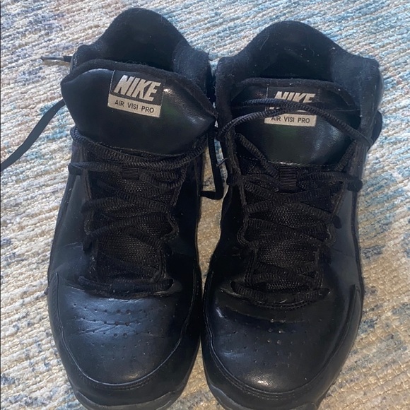 Basketball shoe/ gently worn - Picture 2 of 3